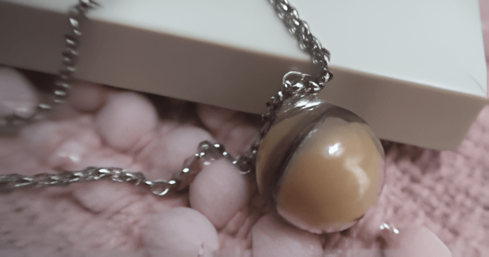 Mon bijou au lait maternel jaunit-il ? Conseils pour préserver l’éclat de votre bijou lacté-Mon Bijou Lacté