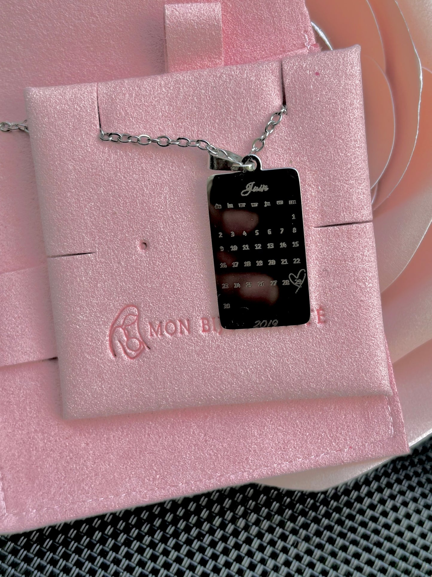 Collier Date gravure