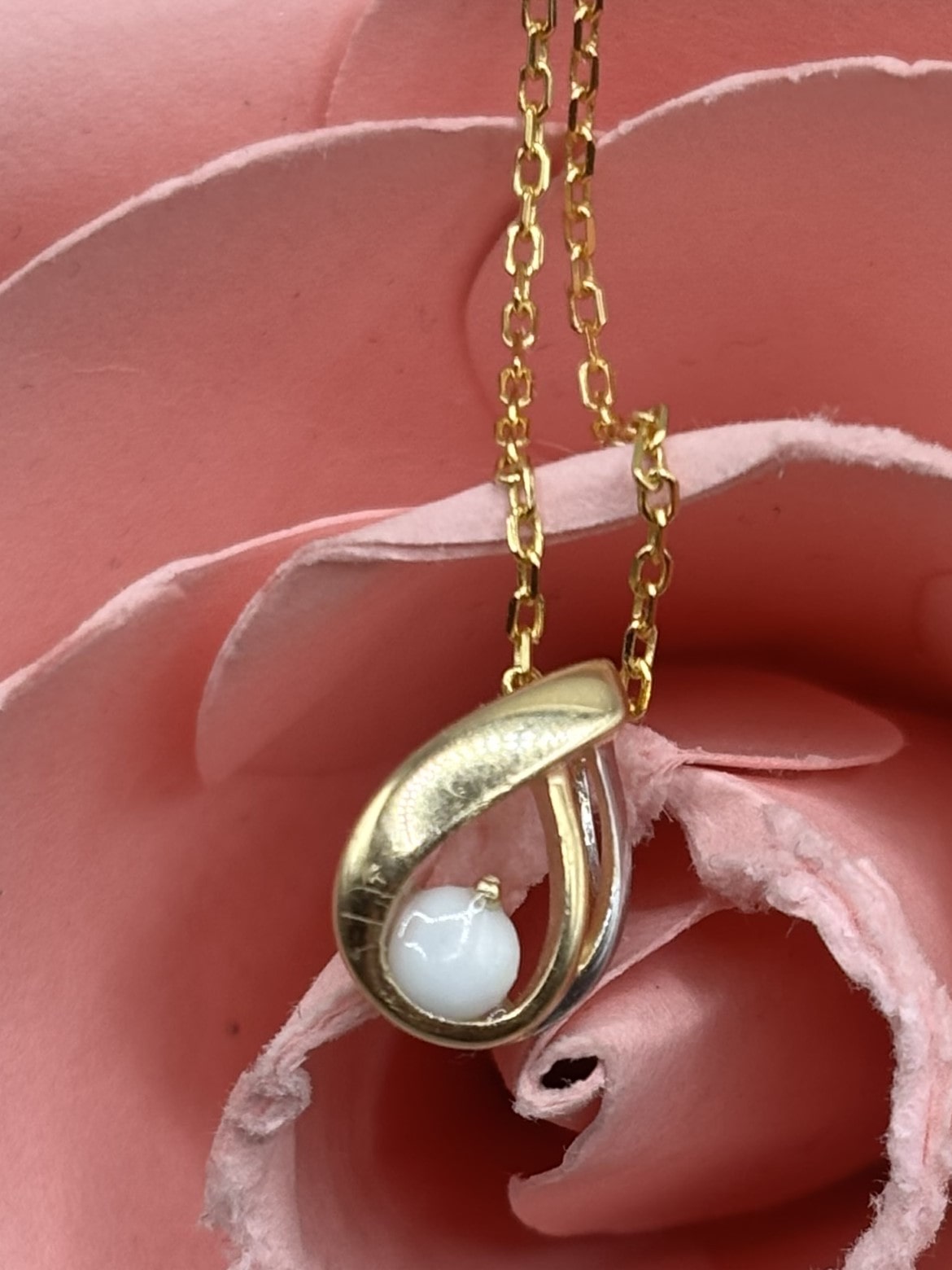 Pendentif Maria en Or Jaune 9K Bicolore avec Diamant au Lait Maternel