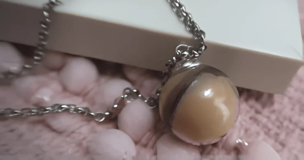Mon bijou au lait maternel jaunit-il ? Conseils pour préserver l’éclat de votre bijou lacté-Mon Bijou Lacté