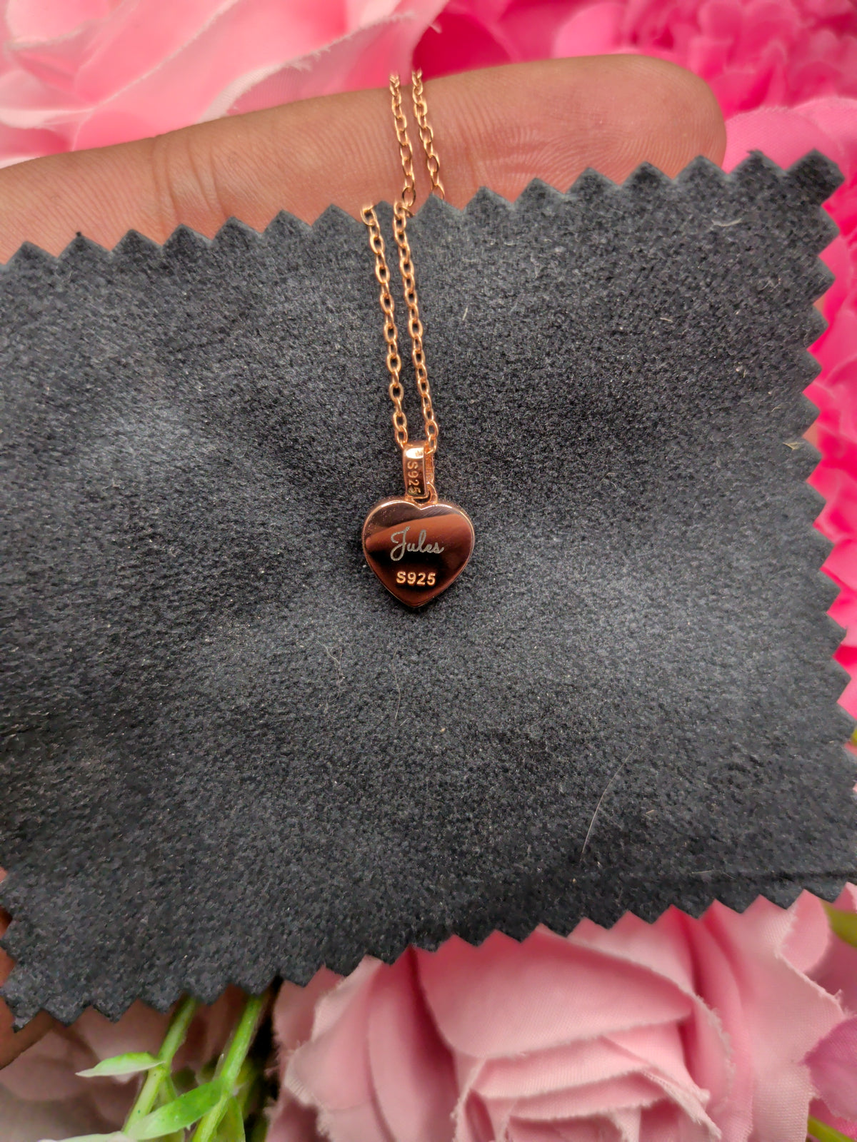 Service de gravure laser personnalisée d'un prénom sur pendentif cœur Mon Bijou Lacté
