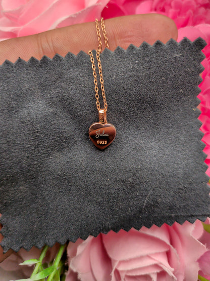 Service de gravure laser personnalisée d'un prénom sur pendentif cœur Mon Bijou Lacté