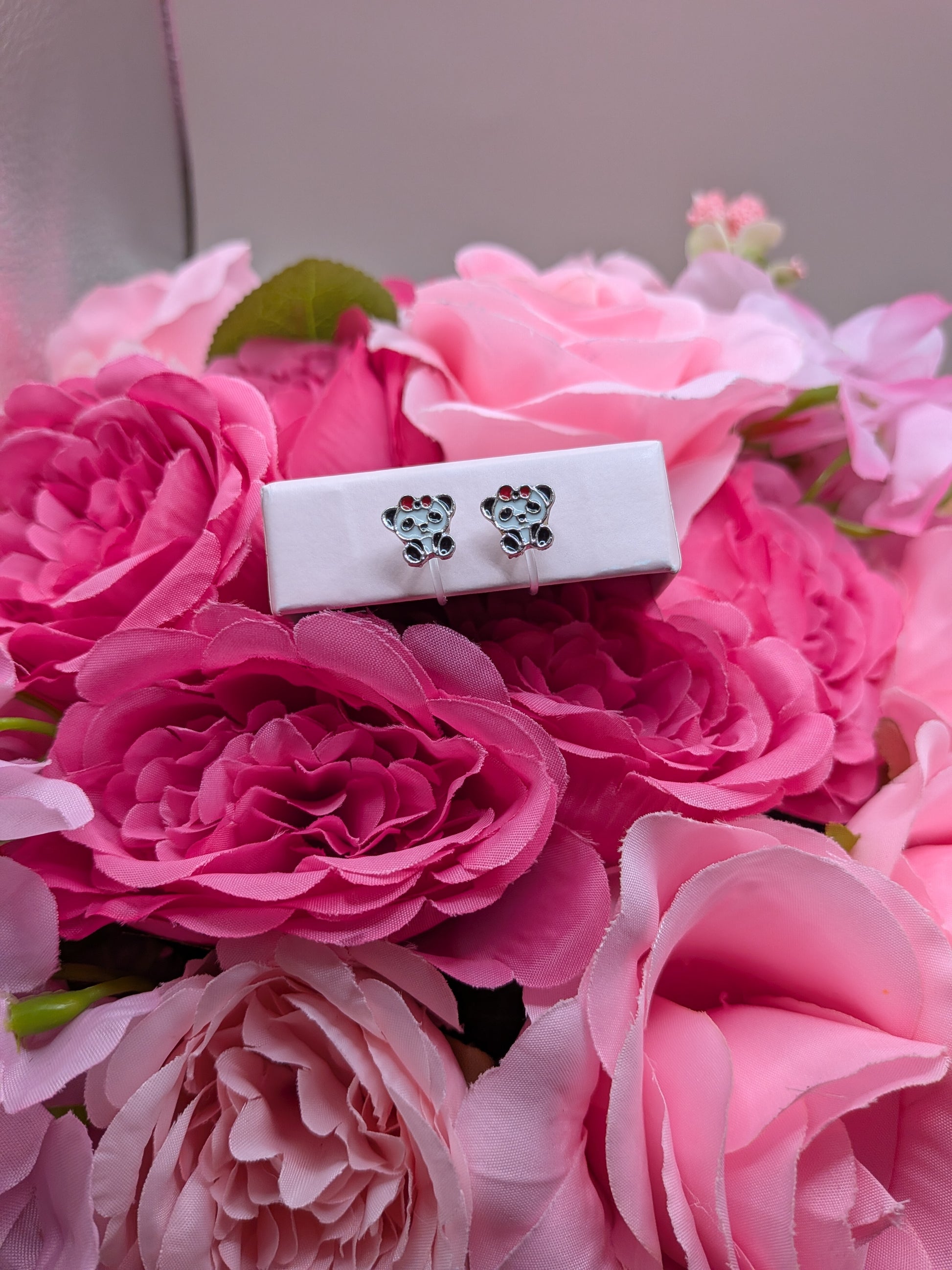 Boucles d'oreilles clips licorne Boucles d'oreilles clips animaux Où trouver des boucles d'oreilles pour petite fille qui n'a pas les oreilles percées ? Quelles boucles d'oreilles choisir pour un enfant qui perd ses bijoux ? Comment mettre des boucles d'oreilles clips sans faire mal ? Meilleurs bijoux sans perçage pour peaux sensibles.