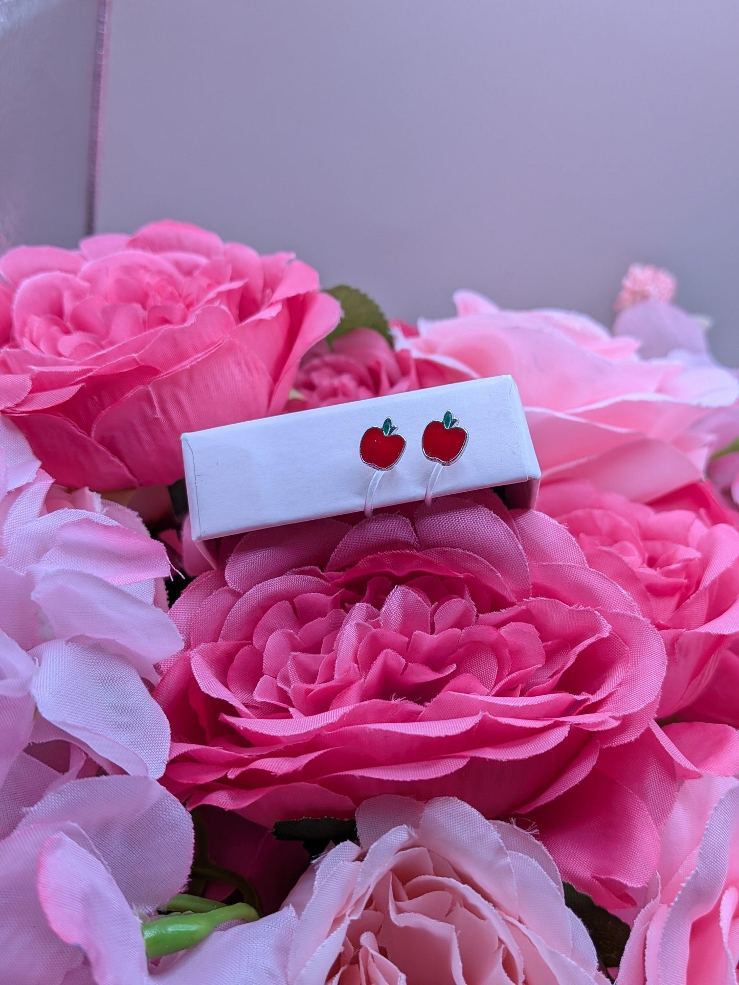 Boucles d'Oreilles "Petite Pomme Rouge"– Spécial "Petites Oreilles Non Percées" – Bijoux au lait maternel artisanal Mon Bijou Lacté
