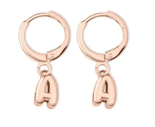 Boucles d’oreilles Sadie – Initiales en forme de ballon – Bijoux au lait maternel artisanal Mon Bijou Lacté
