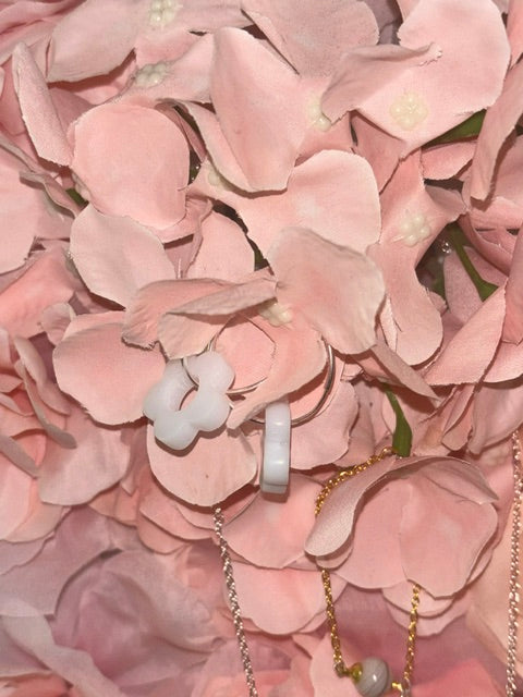 Créoles Fleura personnalisées avec pampille fleur en lait maternel