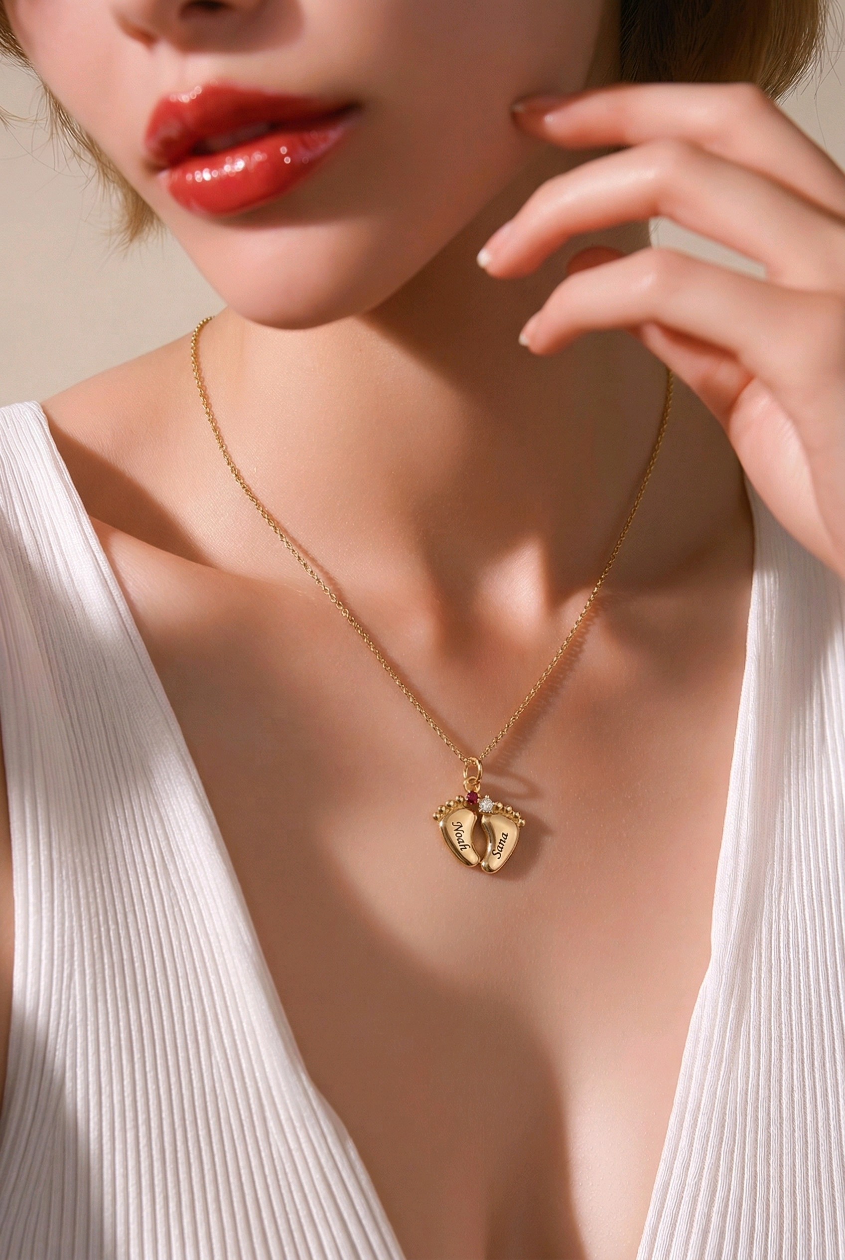 Collier personnalisé fête des mères, Bijou personnalisé avec prénom, Collier pierre de naissance maman, Idée cadeau fête des mères personnalisée, Collier prénom gravé or / argent, Collier pieds de bébé personnalisés avec prénoms, Pendentif 2 pieds bébé gravés et pierres de naissance, Bijou arbre de vie pieds bébé personnalisables, Collier maman plusieurs prénoms et pierres colorées, Cadeau naissance maman bijoux gravés