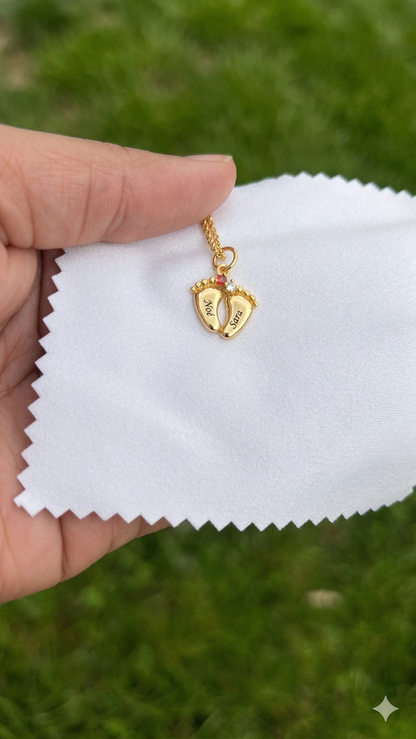 Collier personnalisé fête des mères, Bijou personnalisé avec prénom, Collier pierre de naissance maman, Idée cadeau fête des mères personnalisée, Collier prénom gravé or / argent, Collier pieds de bébé personnalisés avec prénoms, Pendentif 2 pieds bébé gravés et pierres de naissance, Bijou arbre de vie pieds bébé personnalisables, Collier maman plusieurs prénoms et pierres colorées, Cadeau naissance maman bijoux gravés