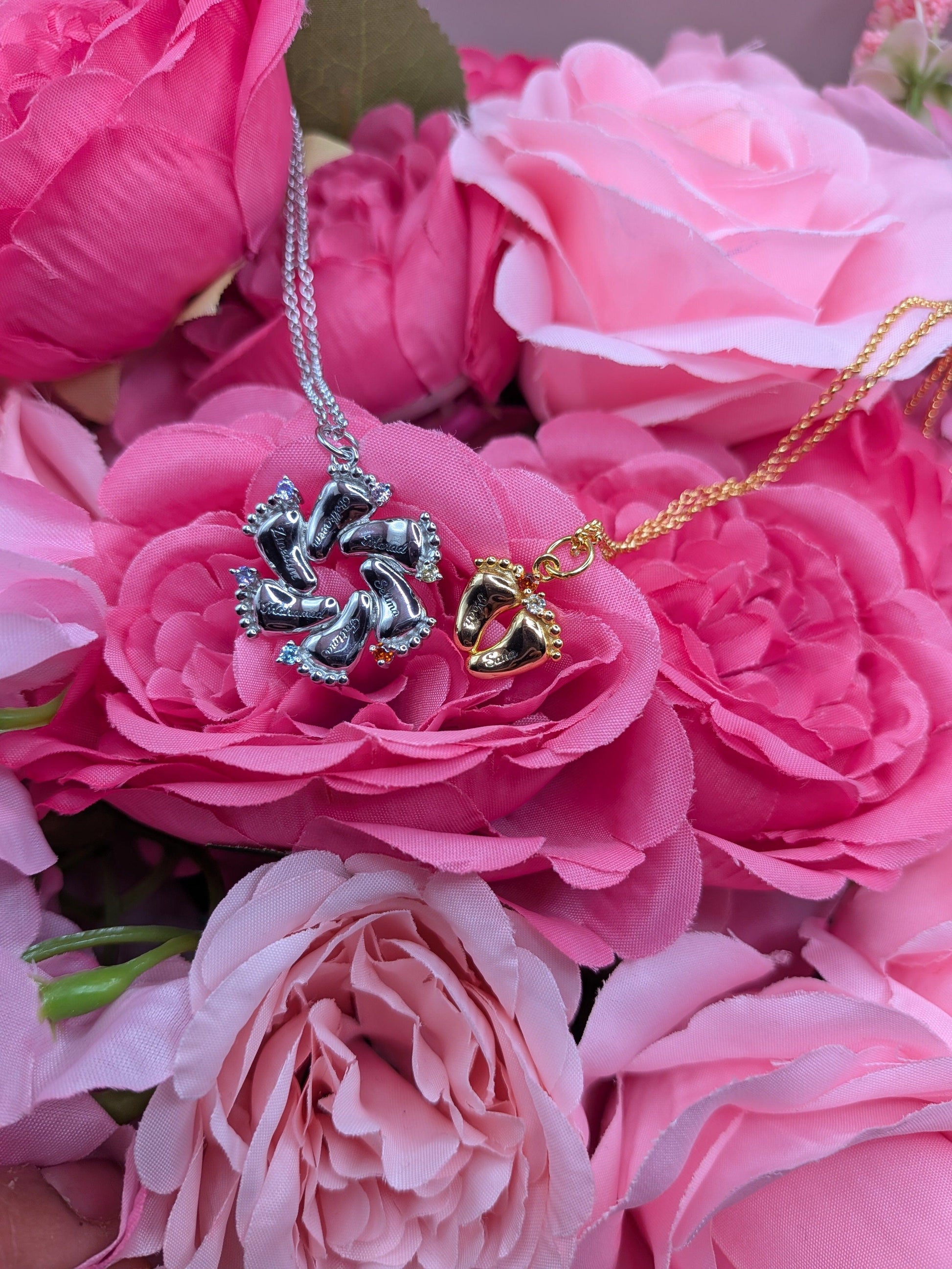 Collier personnalisé fête des mères, Bijou personnalisé avec prénom, Collier pierre de naissance maman, Idée cadeau fête des mères personnalisée, Collier prénom gravé or / argent, Collier pieds de bébé personnalisés avec prénoms, Pendentif 2 pieds bébé gravés et pierres de naissance, Bijou arbre de vie pieds bébé personnalisables, Collier maman plusieurs prénoms et pierres colorées, Cadeau naissance maman bijoux gravés