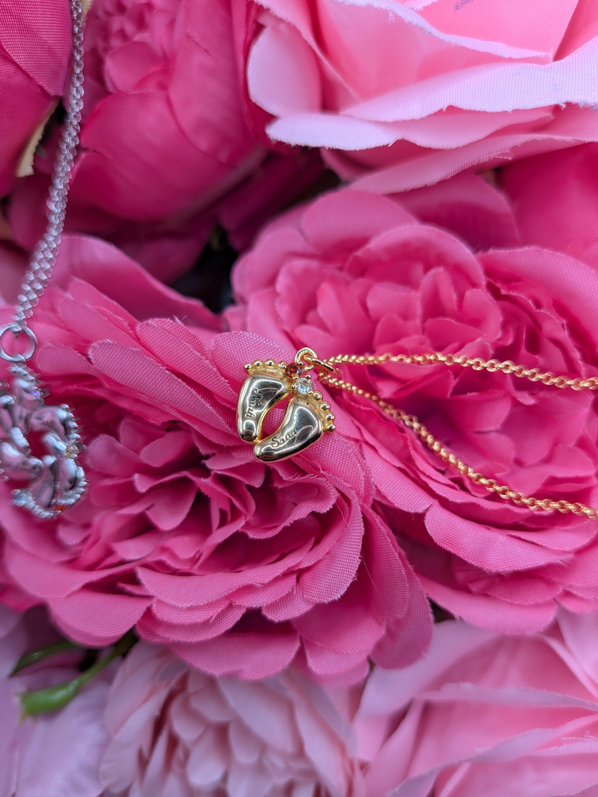 Collier personnalisé fête des mères, Bijou personnalisé avec prénom, Collier pierre de naissance maman, Idée cadeau fête des mères personnalisée, Collier prénom gravé or / argent, Collier pieds de bébé personnalisés avec prénoms, Pendentif 2 pieds bébé gravés et pierres de naissance, Bijou arbre de vie pieds bébé personnalisables, Collier maman plusieurs prénoms et pierres colorées, Cadeau naissance maman bijoux gravés