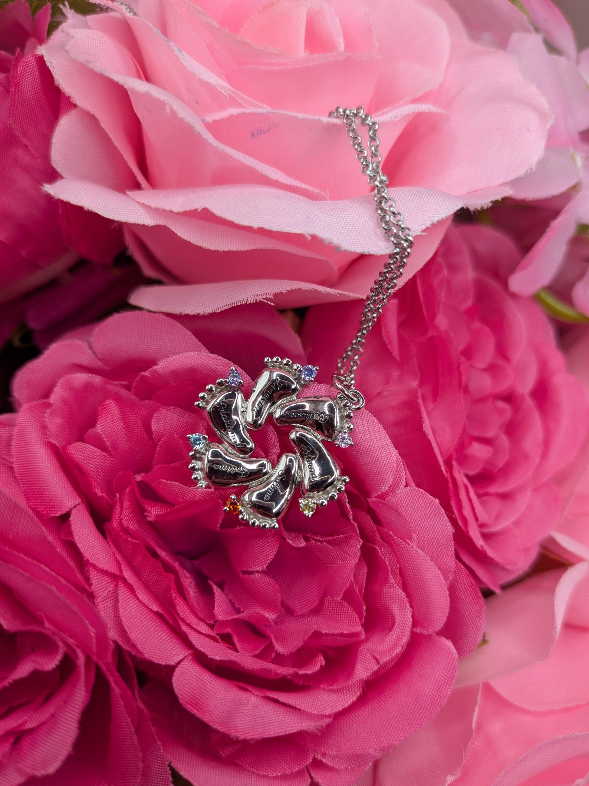 Collier personnalisé fête des mères, Bijou personnalisé avec prénom, Collier pierre de naissance maman, Idée cadeau fête des mères personnalisée, Collier prénom gravé or / argent, Collier pieds de bébé personnalisés avec prénoms, Pendentif 2 pieds bébé gravés et pierres de naissance, Bijou arbre de vie pieds bébé personnalisables, Collier maman plusieurs prénoms et pierres colorées, Cadeau naissance maman bijoux gravés