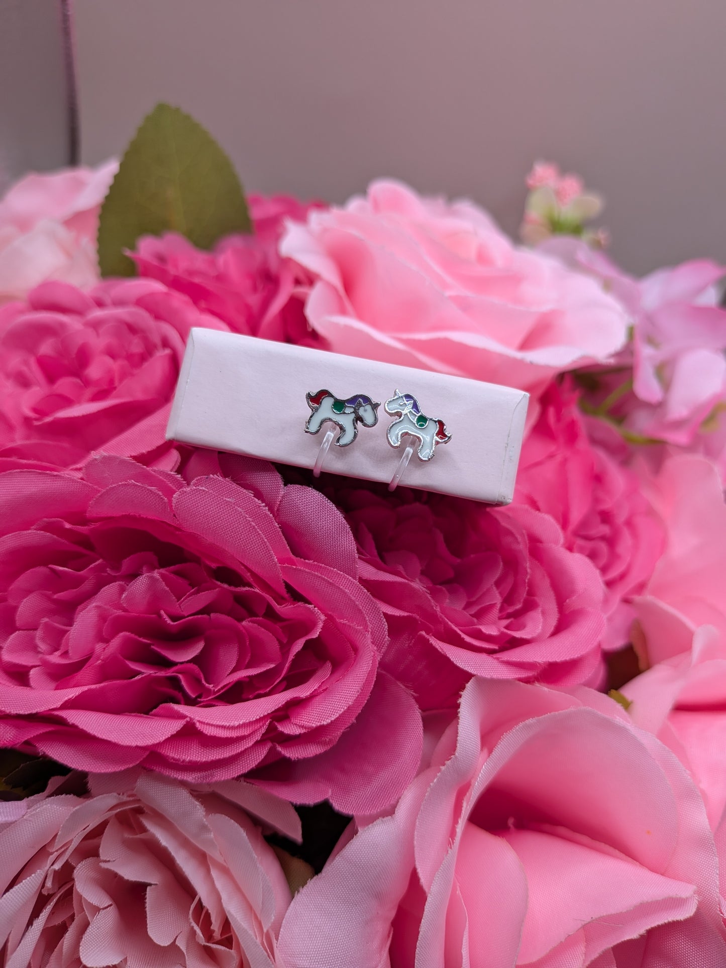 Boucles d'Oreilles Licornes Arc-en-ciel – Spécial "Petites Oreilles Non Percées" – Bijoux au lait maternel artisanal Mon Bijou Lacté
