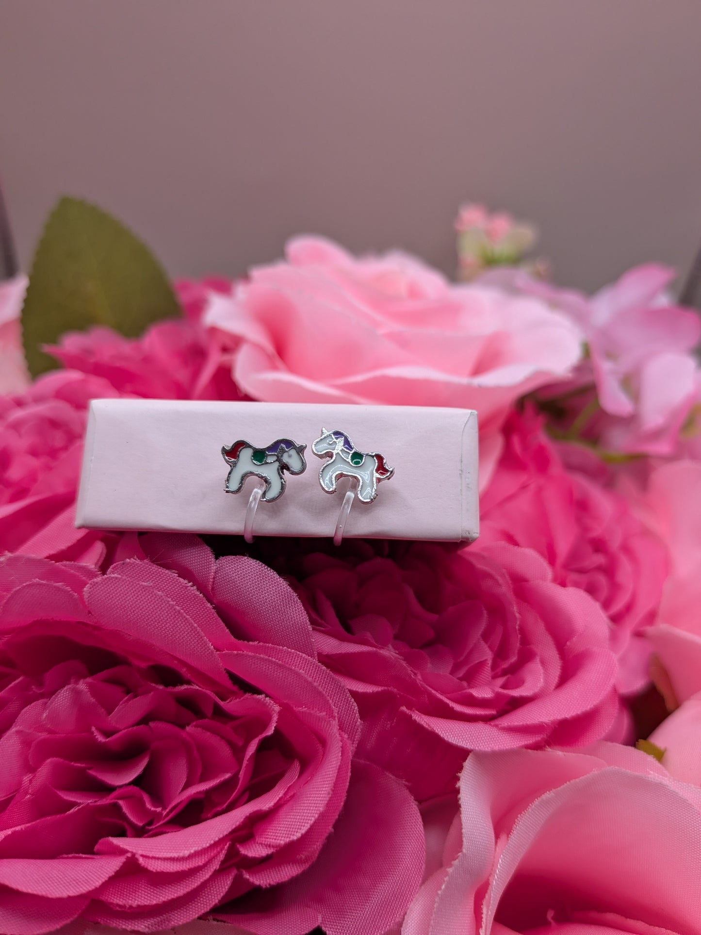 Boucles d'Oreilles Licornes Arc-en-ciel – Spécial "Petites Oreilles Non Percées" – Bijoux au lait maternel artisanal Mon Bijou Lacté
