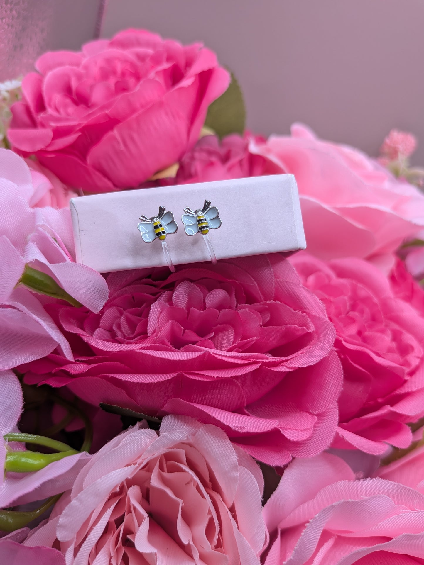 Boucles d'Oreilles "Petite Abeille Butineuse"– Spécial "Petites Oreilles Non Percées" – Bijoux au lait maternel artisanal Mon Bijou Lacté
