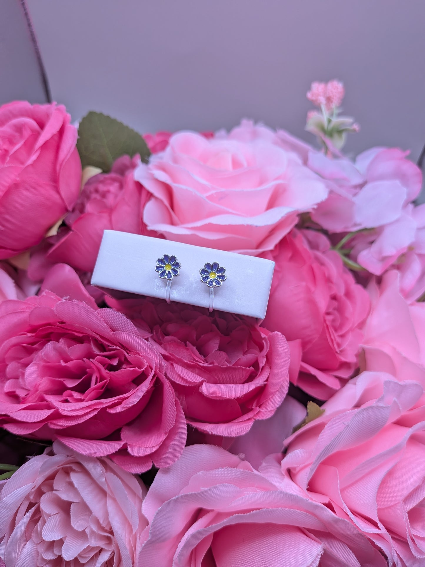 Boucles d'Oreilles "Marguerites Champêtres Violettes" – Spécial "Petites Oreilles Non Percées" – Bijoux au lait maternel artisanal Mon Bijou Lacté
