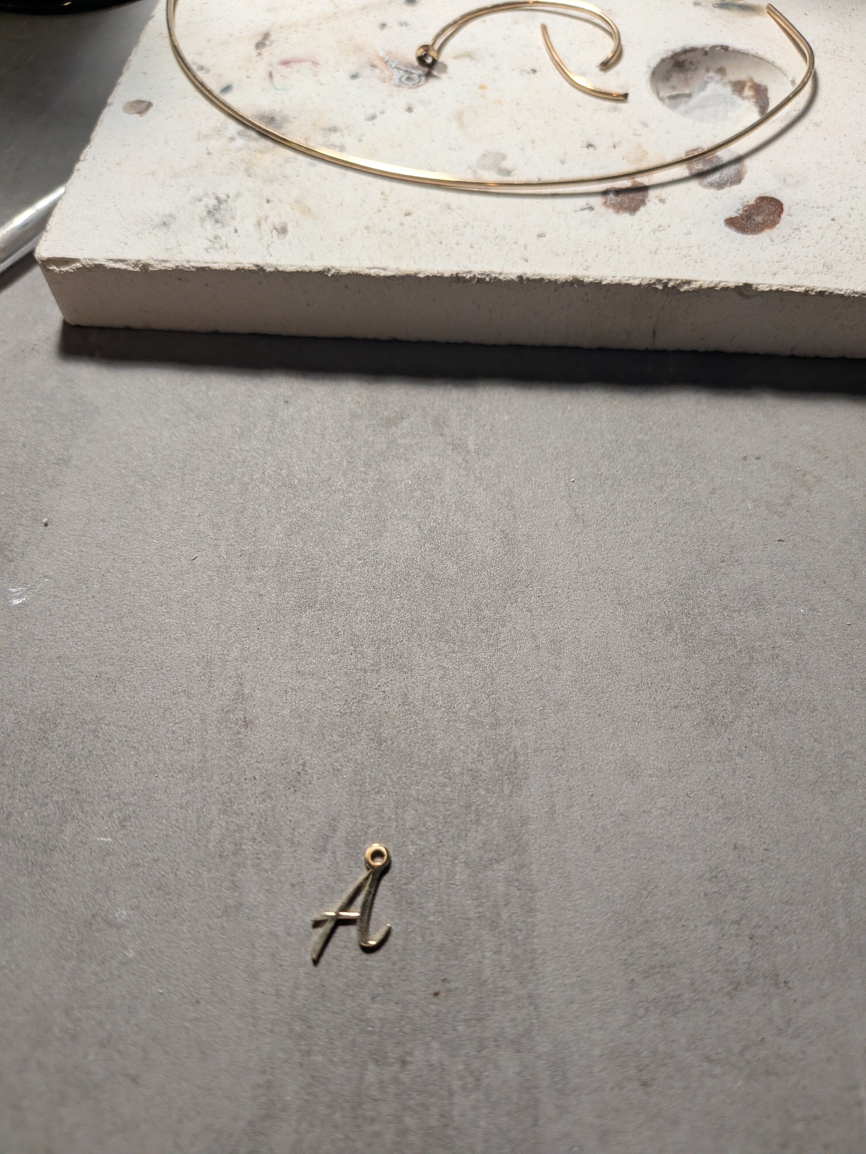 Assemblage et soudure dans l'atelier Mon Bijou Lacté – brique réfractaire et composants dorés