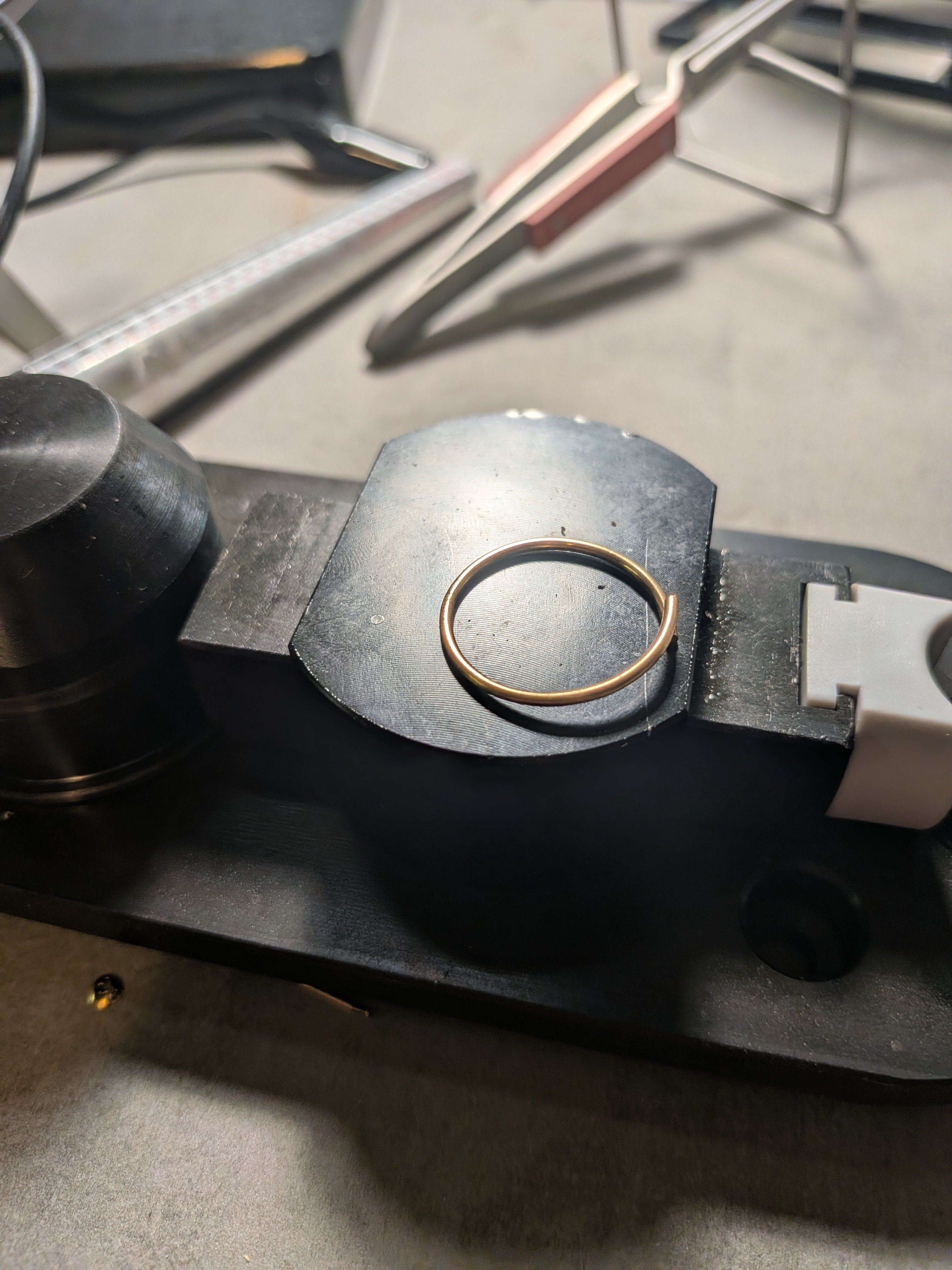 Atelier Mon Bijou Lacté – anneau sur triboulet, fabrication artisanale
