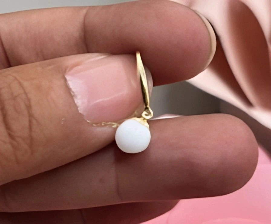 Boucles d'Oreilles Romy en Or 18 Carats et Perle de Lait Maternel – Bijoux au lait maternel artisanal Mon Bijou Lacté
