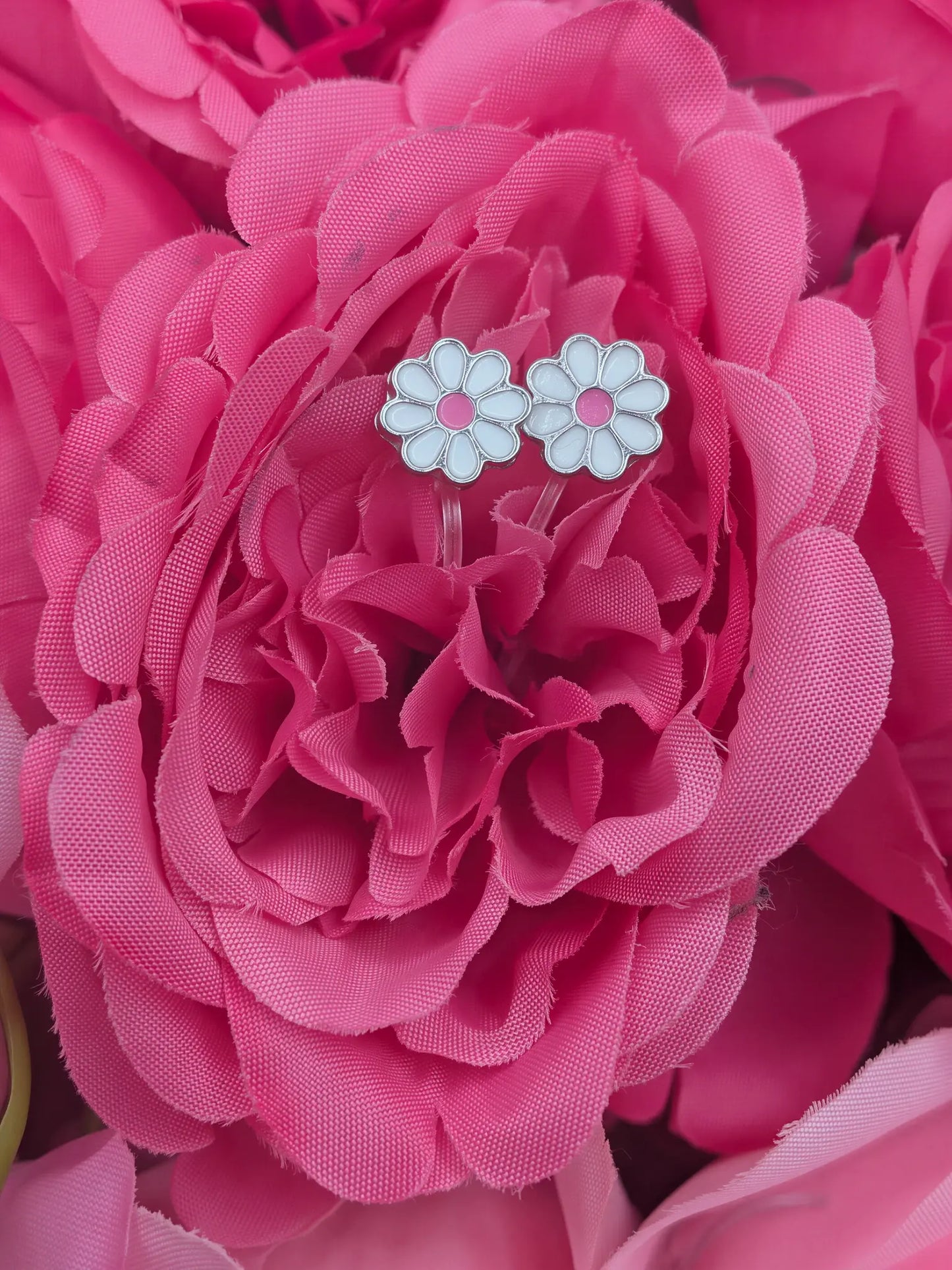 Boucles d'Oreilles Fleurs blanche – Spécial "Petites Oreilles Non Percées" – Bijoux au lait maternel artisanal Mon Bijou Lacté
