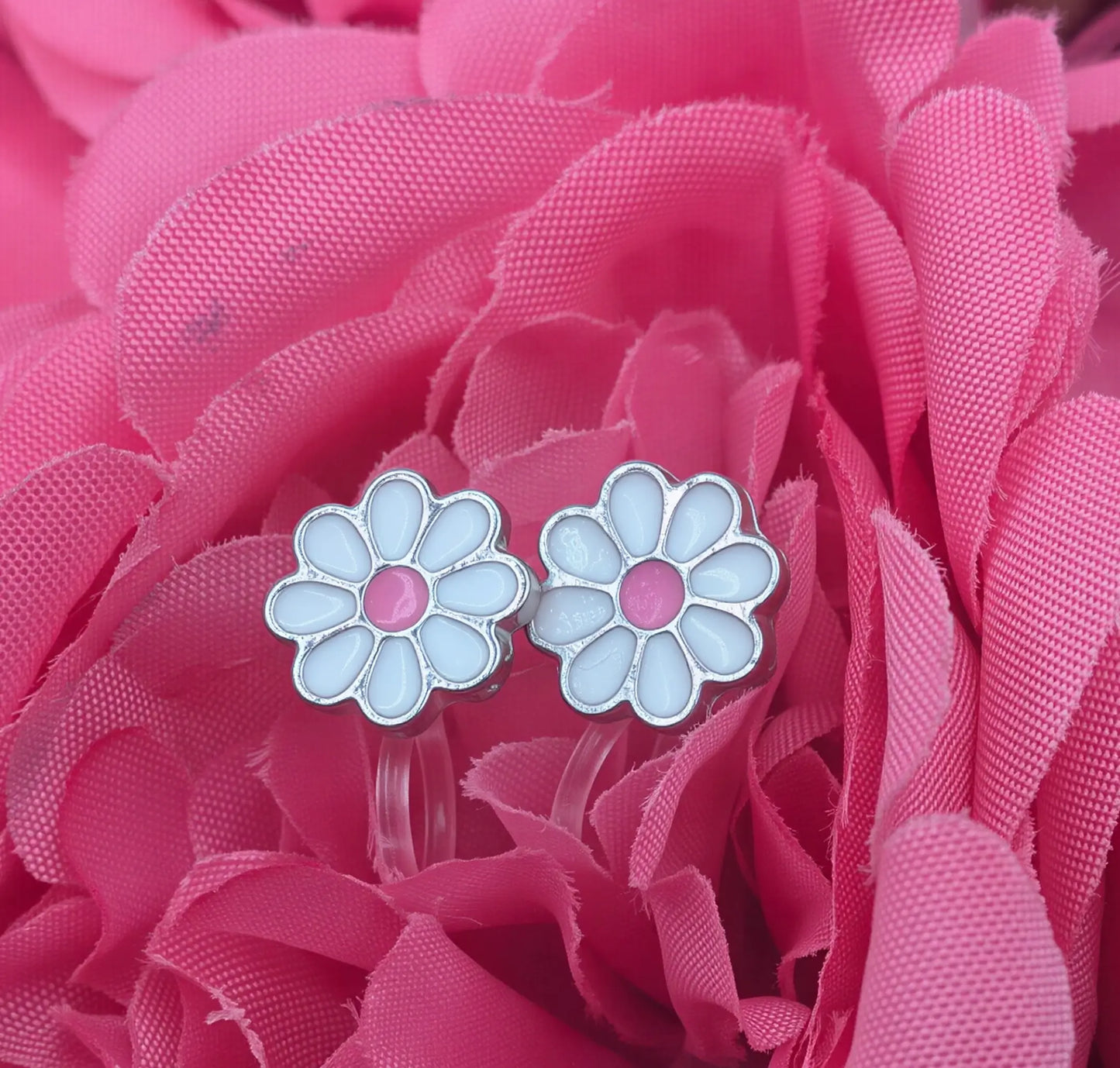 Boucles d'Oreilles Fleurs blanche – Spécial "Petites Oreilles Non Percées" – Bijoux au lait maternel artisanal Mon Bijou Lacté
