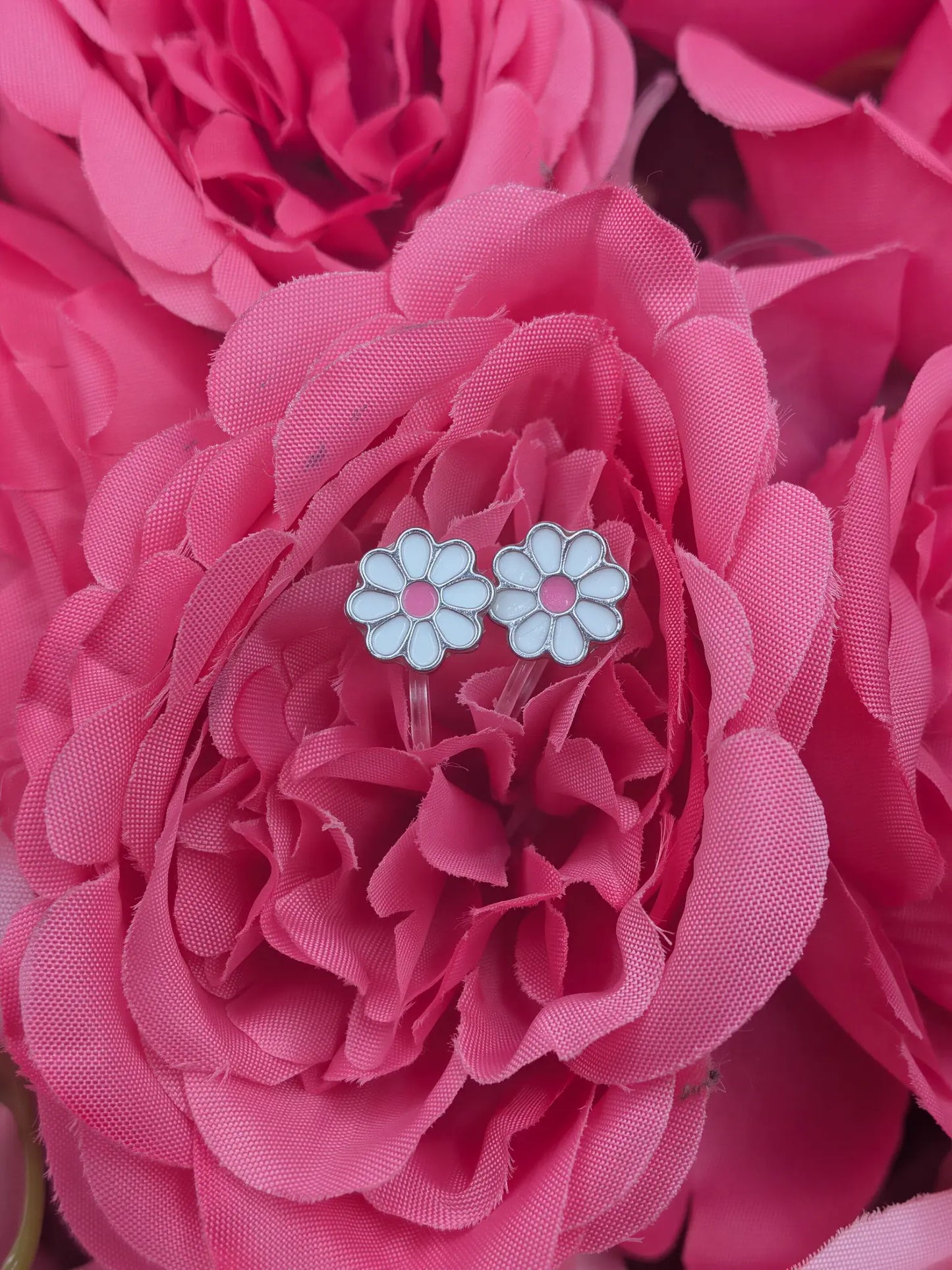 Boucles d'Oreilles Fleurs blanche – Spécial "Petites Oreilles Non Percées" – Bijoux au lait maternel artisanal Mon Bijou Lacté
