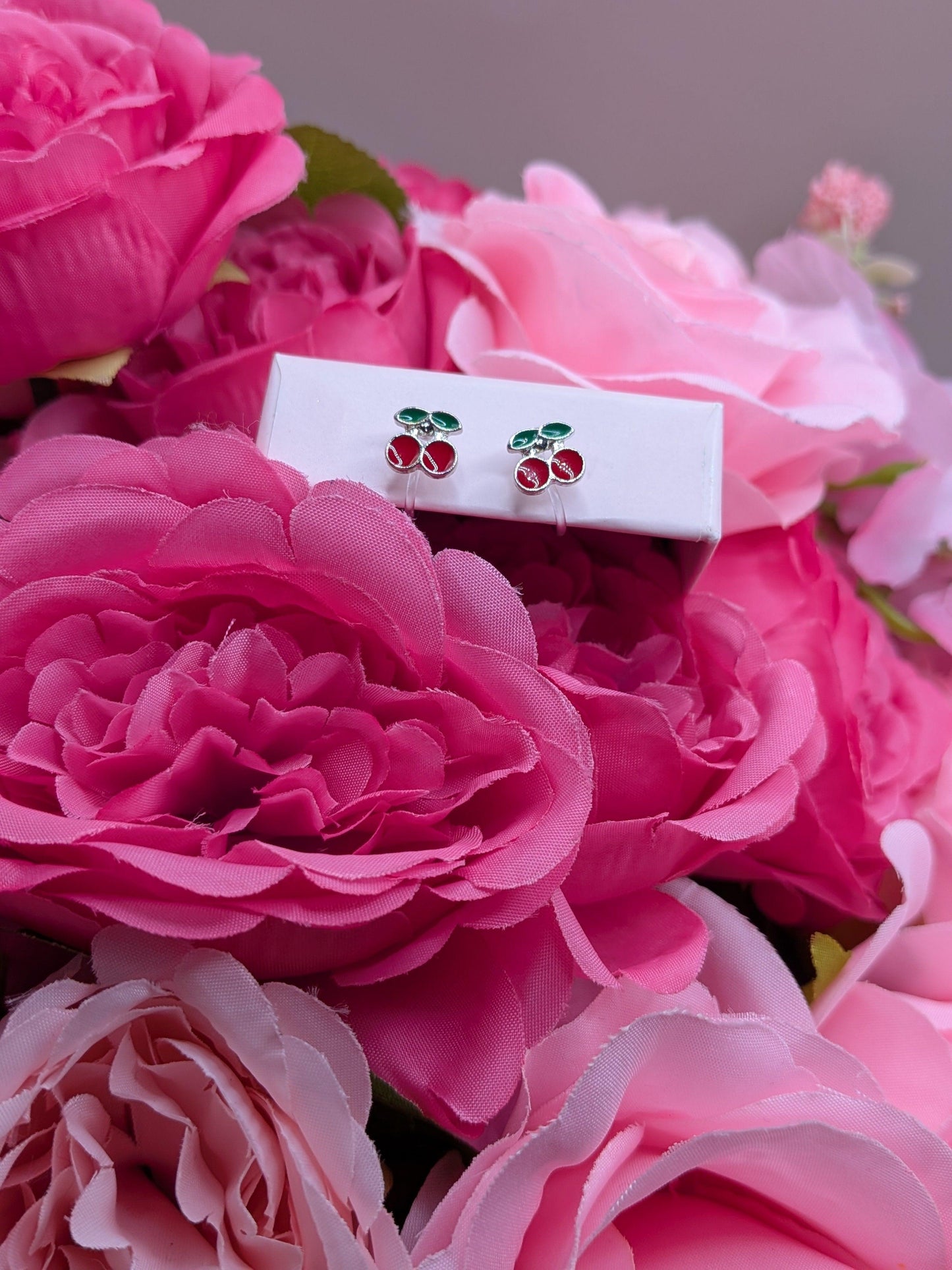 Boucles d'Oreilles "Duo de Cerises Rouge Éclat"– Spécial "Petites Oreilles Non Percées" – Bijoux au lait maternel artisanal Mon Bijou Lacté
