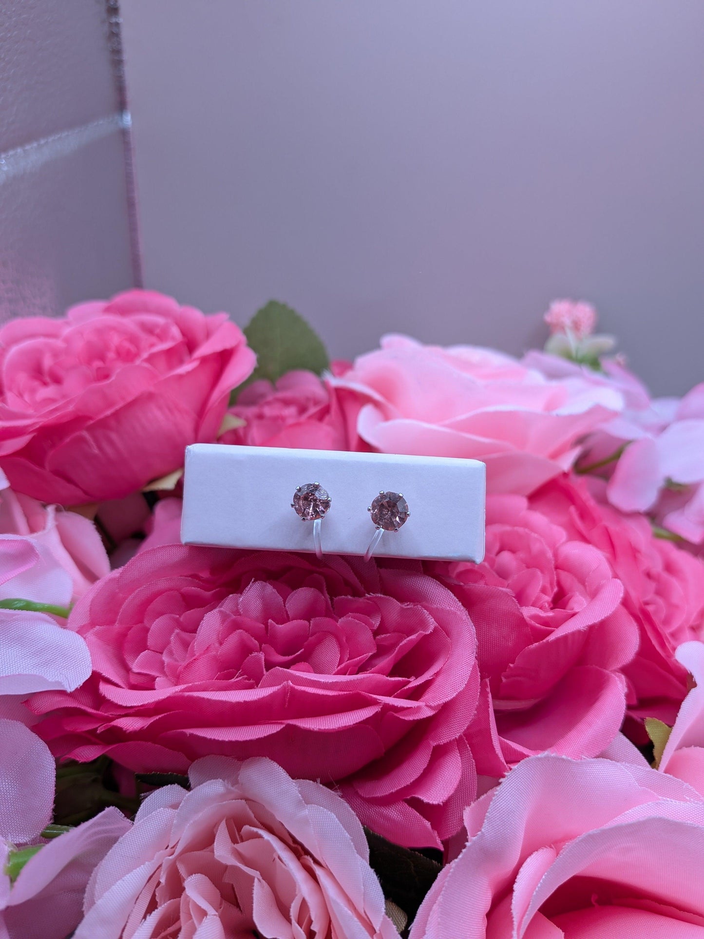 Boucles d'Oreilles "Petit Diamant Rose Pastel"– Spécial "Petites Oreilles Non Percées" – Bijoux au lait maternel artisanal Mon Bijou Lacté
