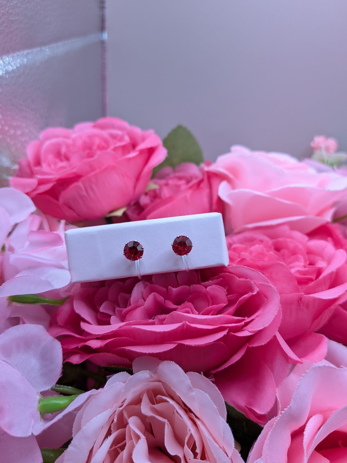 Boucles d'Oreilles "Petit Diamant Rouge Passion"– Spécial "Petites Oreilles Non Percées" – Bijoux au lait maternel artisanal Mon Bijou Lacté
