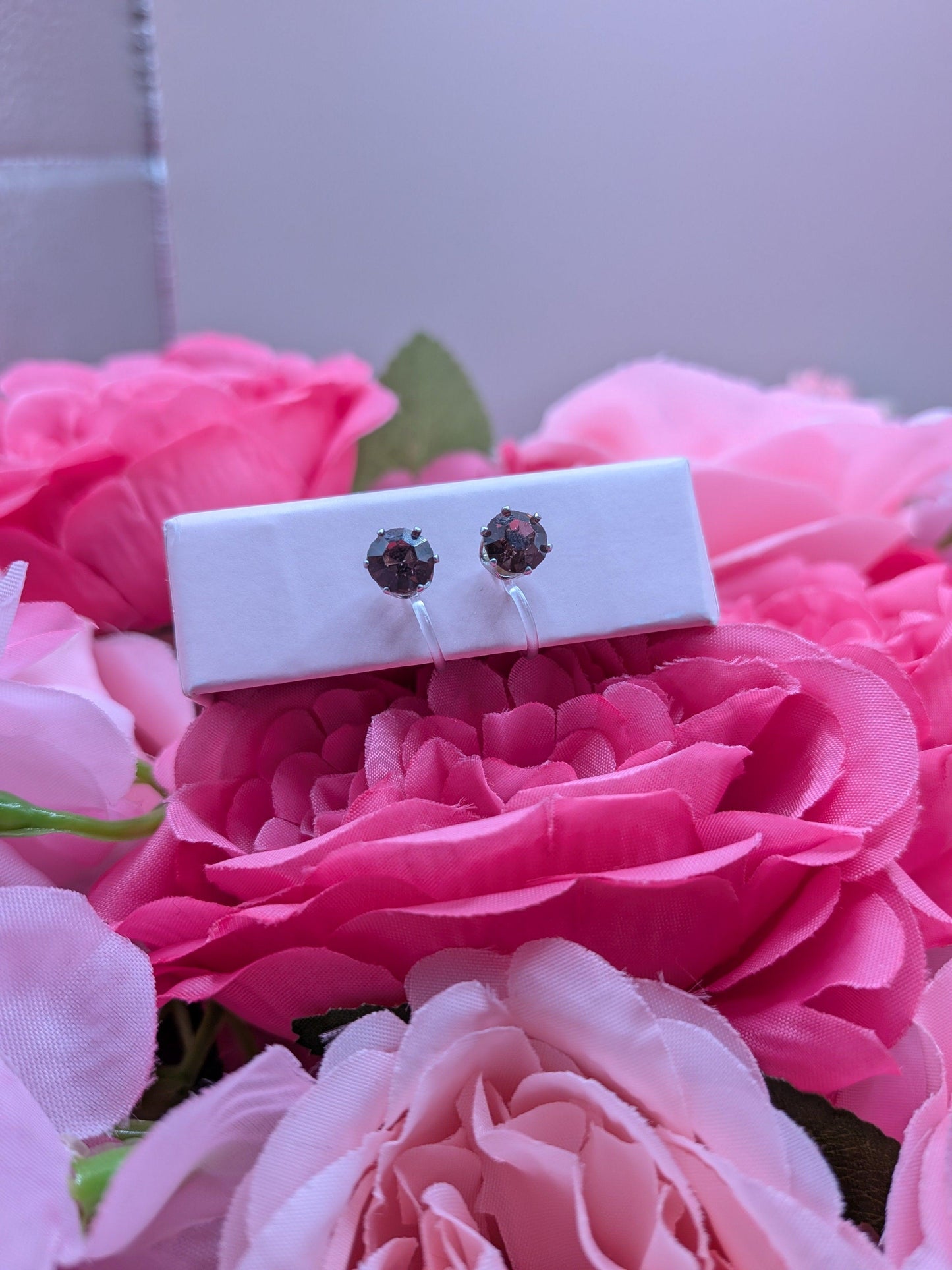 Boucles d'Oreilles "Petit Diamant Violet Profond"– Spécial "Petites Oreilles Non Percées" – Bijoux au lait maternel artisanal Mon Bijou Lacté
