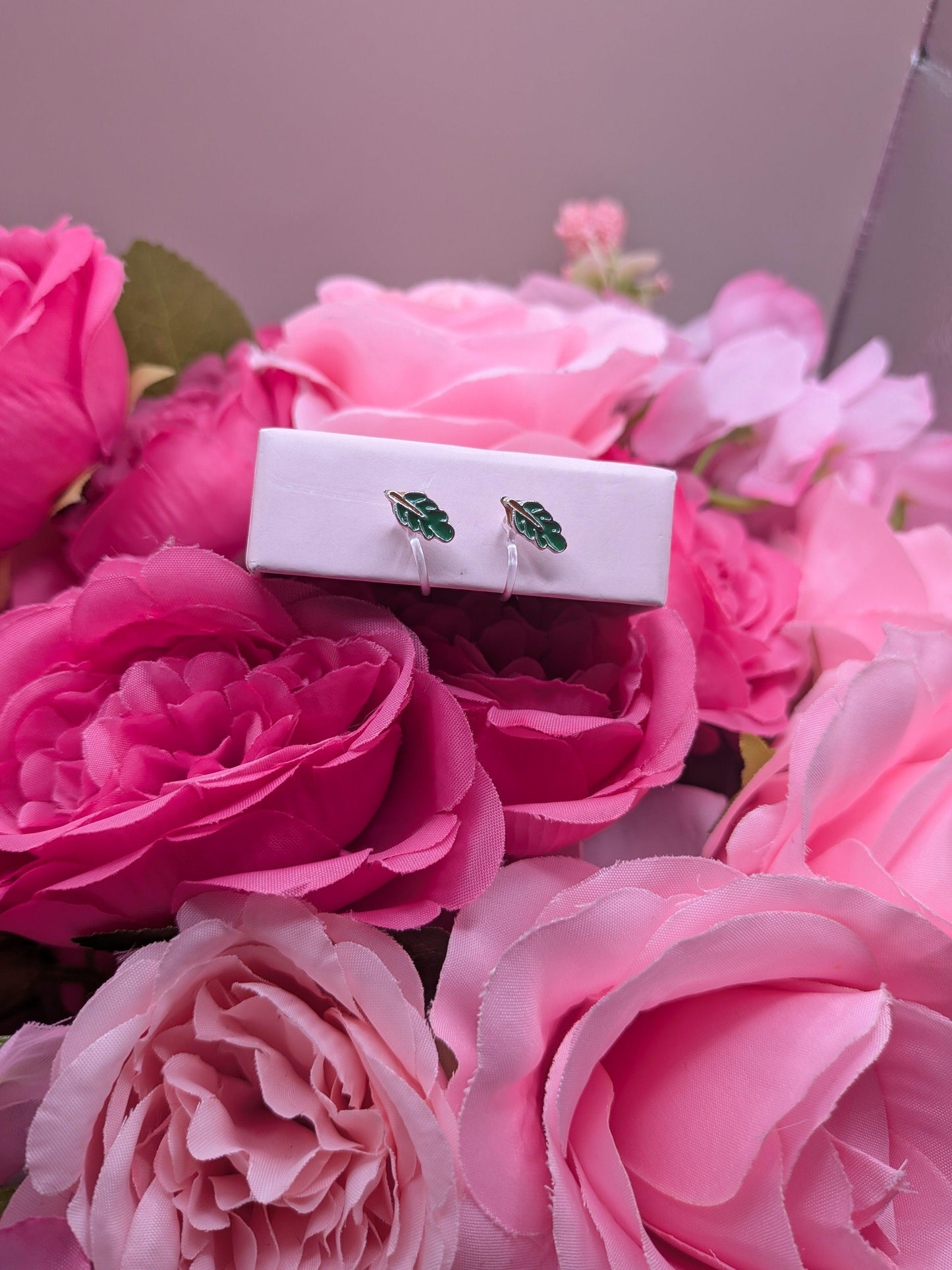 Boucles d'Oreilles "Petite Feuille de Chêne"– Spécial "Petites Oreilles Non Percées" – Bijoux au lait maternel artisanal Mon Bijou Lacté
