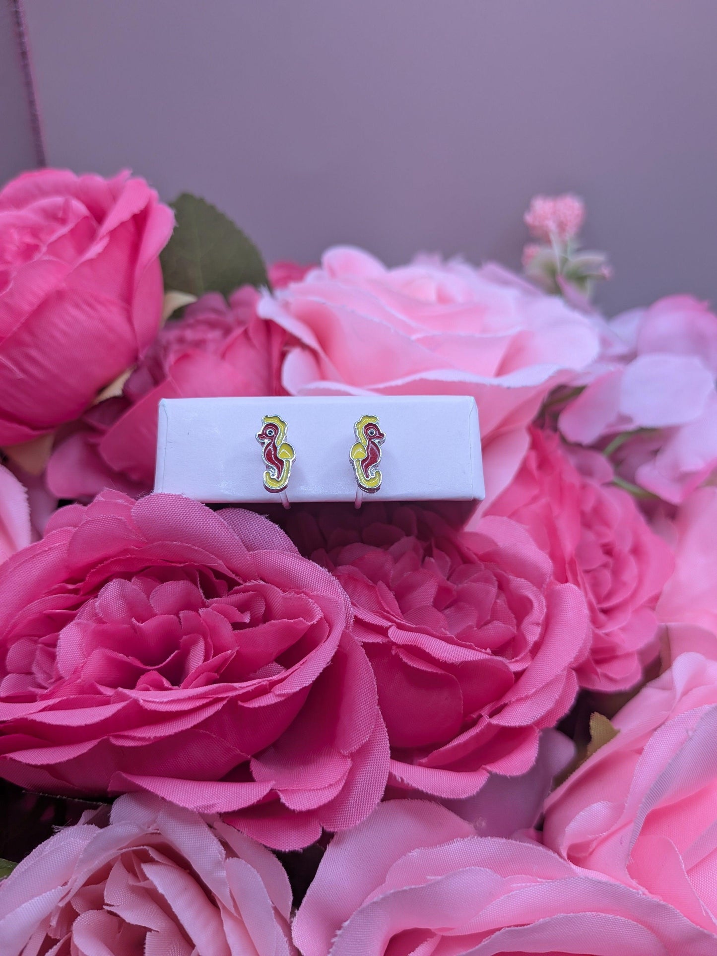 Boucles d'Oreilles "Petit Hippocampe Tropical"– Spécial "Petites Oreilles Non Percées" – Bijoux au lait maternel artisanal Mon Bijou Lacté
