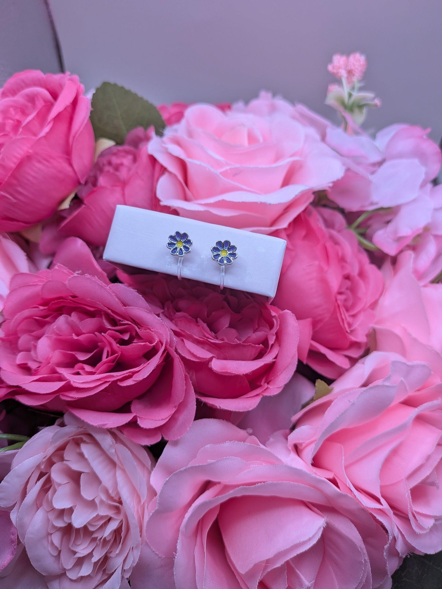 Boucles d'Oreilles "Marguerites Champêtres Violettes" – Spécial "Petites Oreilles Non Percées" – Bijoux au lait maternel artisanal Mon Bijou Lacté
