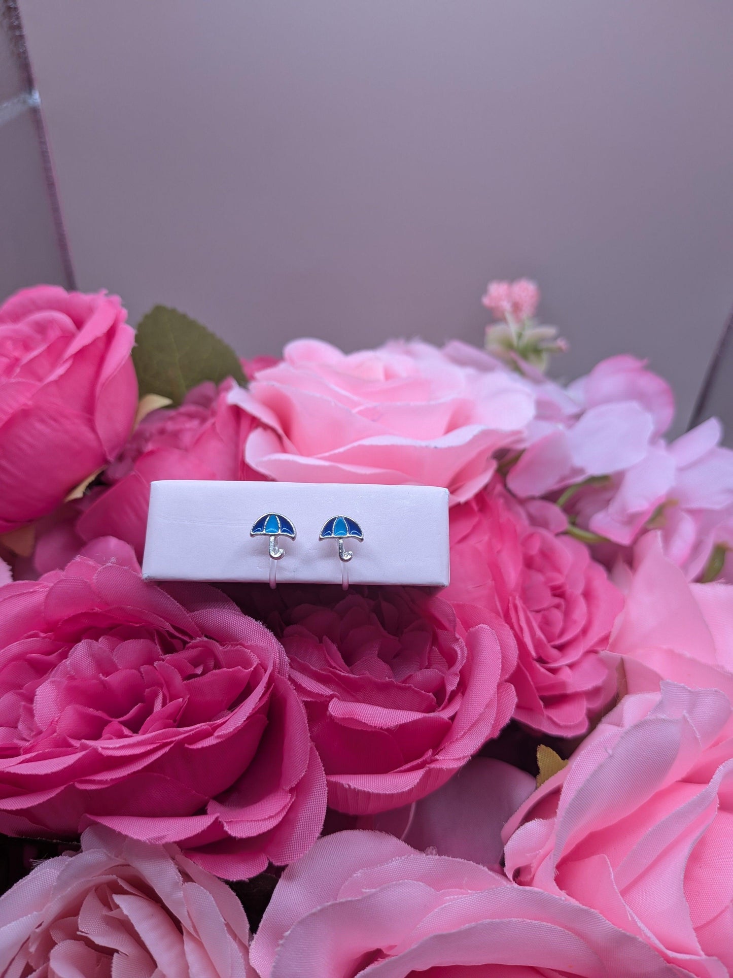 Boucles d'Oreilles "Petit Parapluie Bleu Azur"– Spécial "Petites Oreilles Non Percées" – Bijoux au lait maternel artisanal Mon Bijou Lacté

