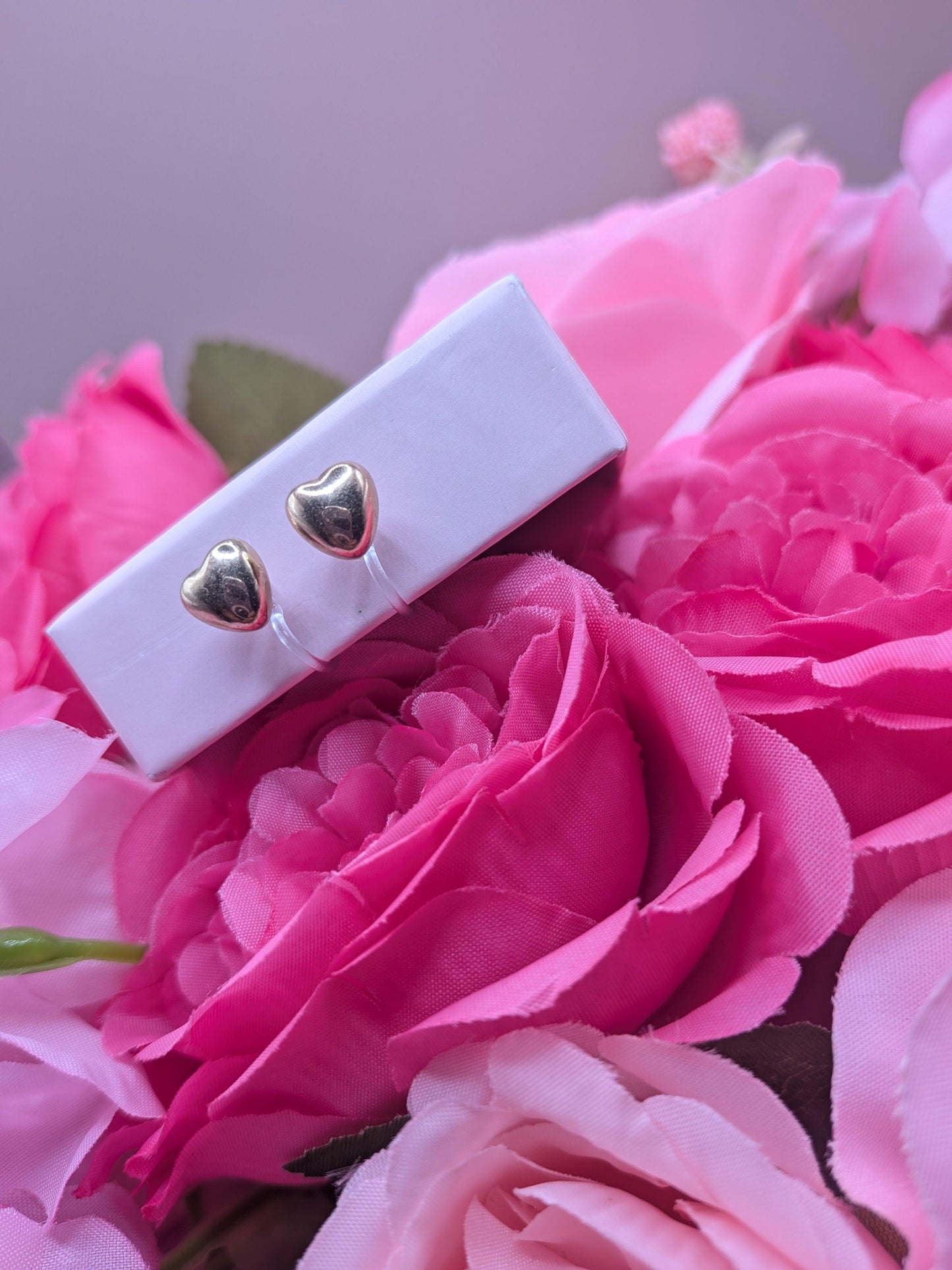 Boucles d'Oreilles "Petits Cœurs Dorés Scintillants"– Spécial "Petites Oreilles Non Percées" – Bijoux au lait maternel artisanal Mon Bijou Lacté
