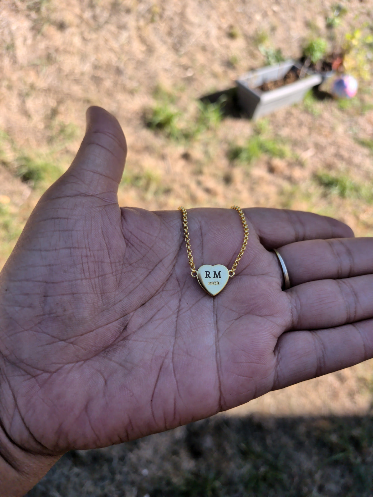 Service de gravure laser personnalisée d'un prénom sur pendentif cœur Mon Bijou Lacté