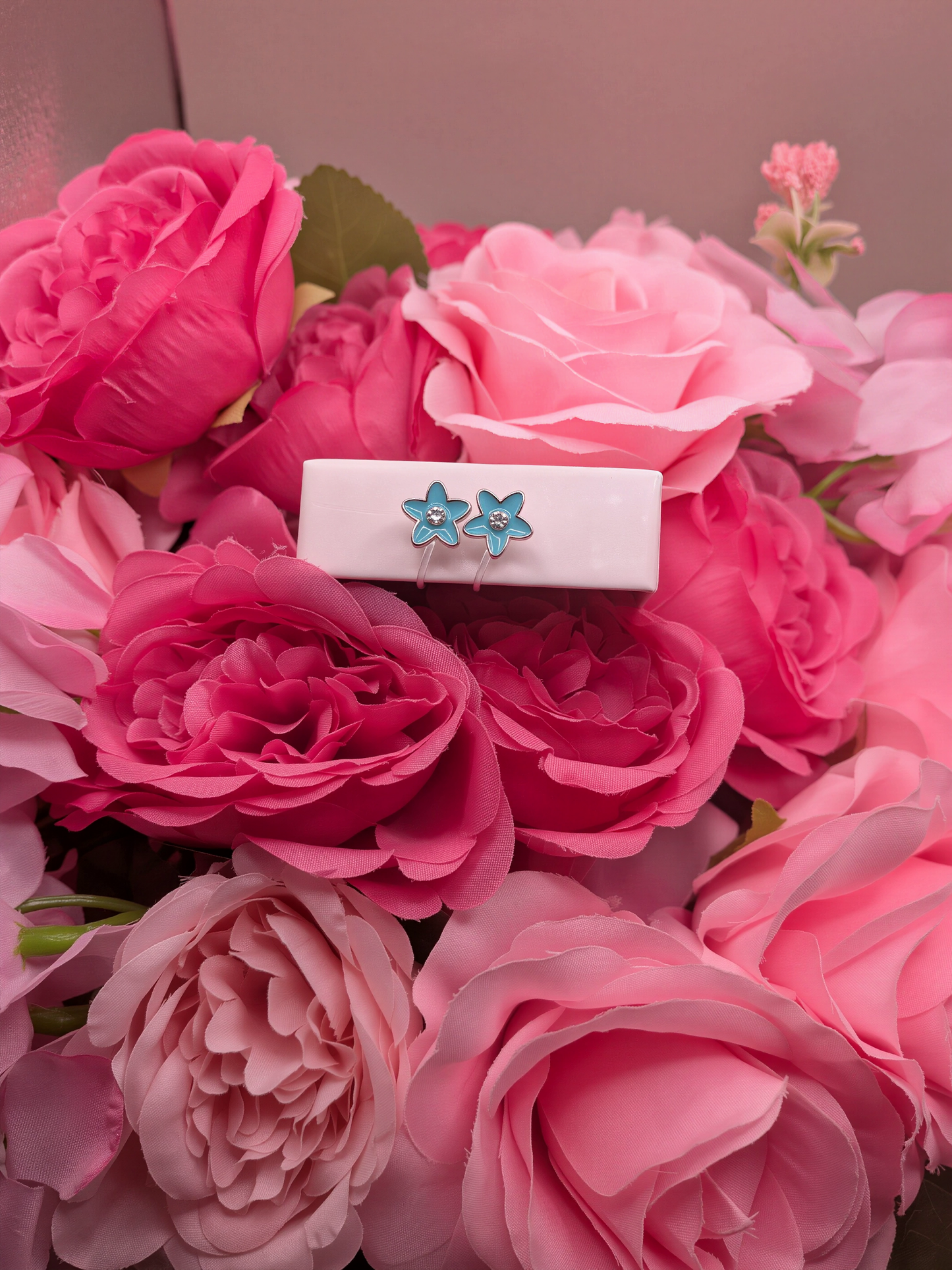 Boucles d'Oreilles "Petite Fleur Azur" – Spécial "Petites Oreilles Non Percées" – Bijoux au lait maternel artisanal Mon Bijou Lacté
