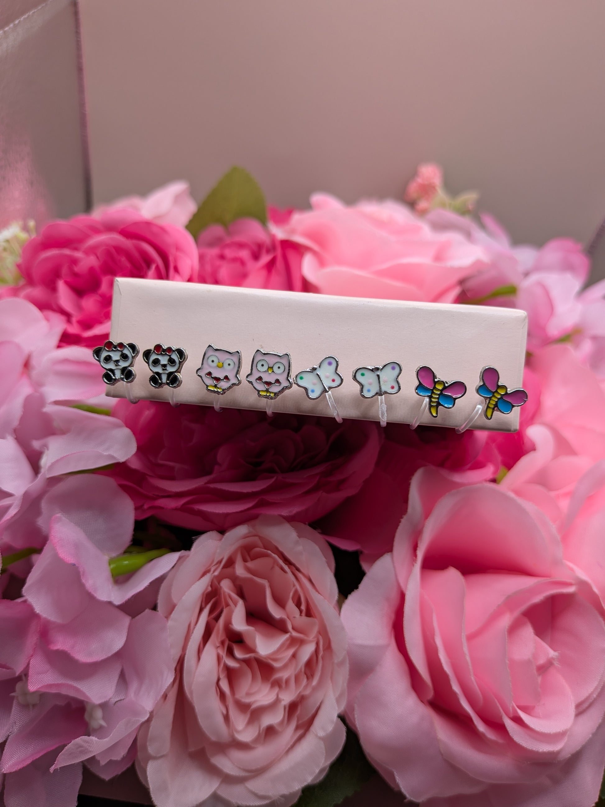 Boucles d'oreilles clips licorne Boucles d'oreilles clips animaux Où trouver des boucles d'oreilles pour petite fille qui n'a pas les oreilles percées ? Quelles boucles d'oreilles choisir pour un enfant qui perd ses bijoux ? Comment mettre des boucles d'oreilles clips sans faire mal ? Meilleurs bijoux sans perçage pour peaux sensibles.