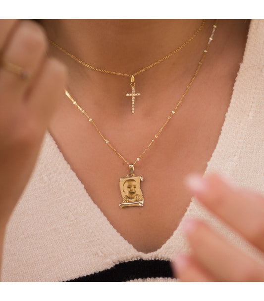 pendentif en forme de parchemin 18 carats