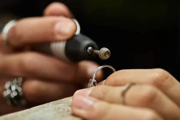 Polissage artisanal d'un bijou dans l'atelier Mon Bijou Lacté – finitions soignées à la main